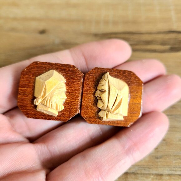 Vintage hand carved wooden brooch/pin depicting man and women. - Picture 3 of 4